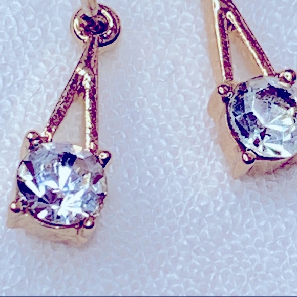 ❣️$25/3❣️ Sparkling Little Triangle Simulated Diamond Earrings - Picture 4 of 8